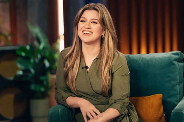 Kelly Clarkson Announces She'll Host the Billboard Music Awards 2019 - - billboard music awards 2020 kelly clarkson higher love