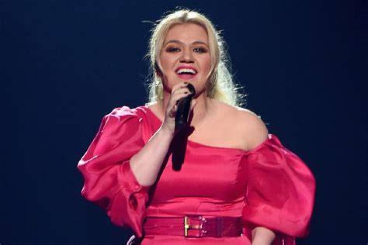 Kelly Clarkson Gets Appendix Out After Hosting Billboard Awards - billboard music awards 2020 kelly clarkson outfits