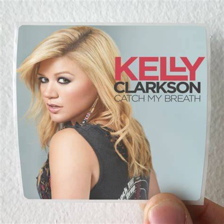Kelly Clarkson Watches Fan Covers on YouTube | Glamour - billboard music awards performances kelly clarkson