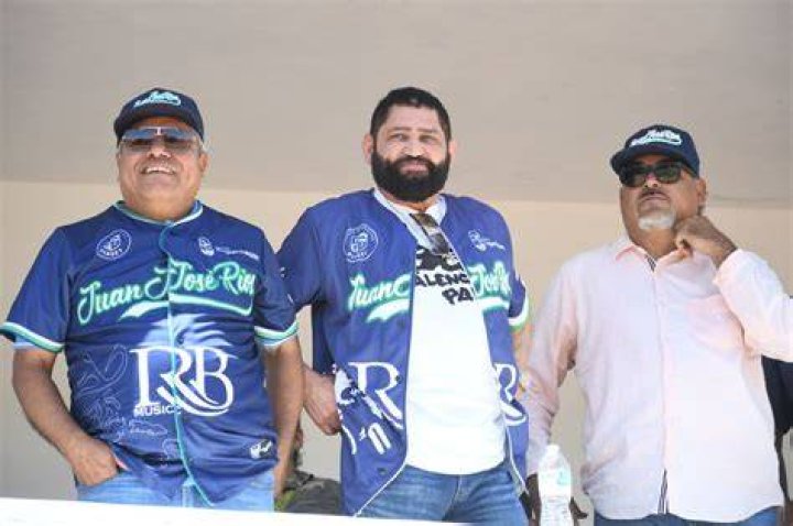 Pancho Barraza y su equipo sufre aparatoso accidente en su autob&uacute;s