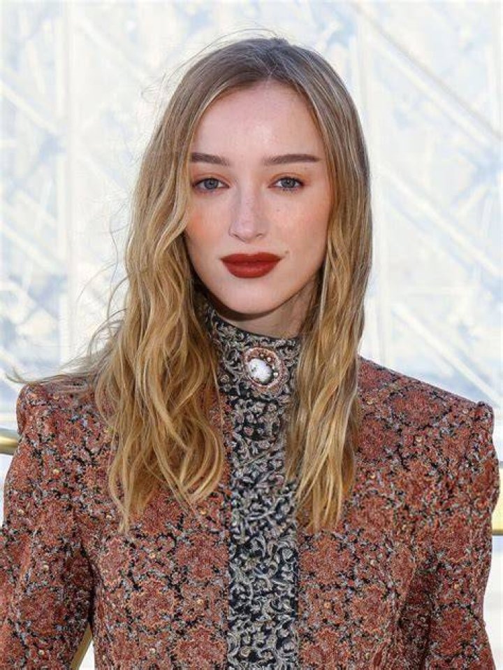 Phoebe Dynevor Height, Age, Net Worth, Boyfriend & Career ·
