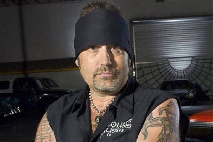 Why does Danny from counting cars wear a bandana? ·